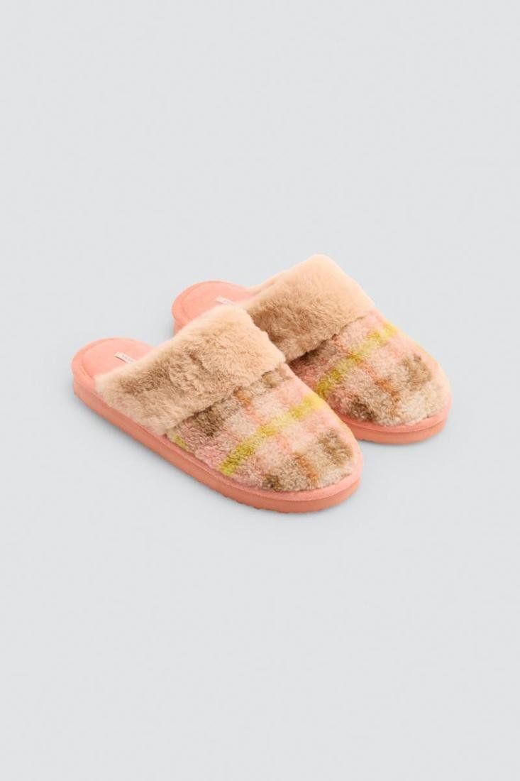 Zapatillas de casa para mujer 14177 con estampado de cuadros rosa, beige y amarillo, detalle de pelo y suela rosa de EVA.