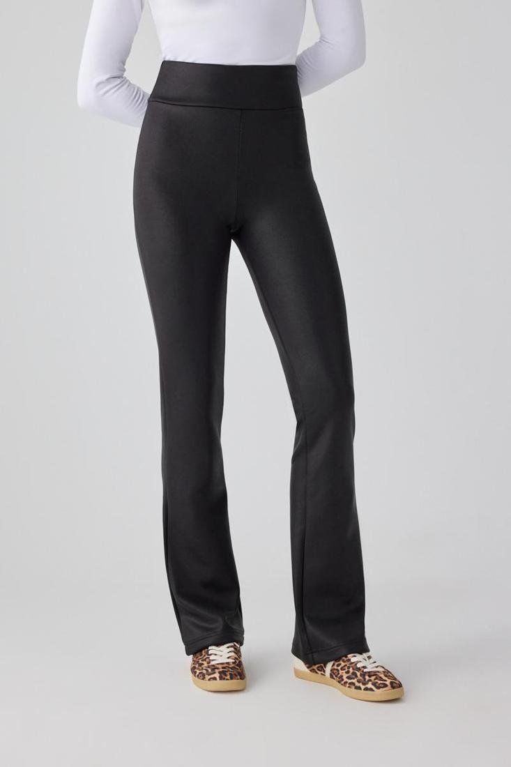 Vista frontal de los leggings térmicos acampanados de tiro alto Ysabel Mora.