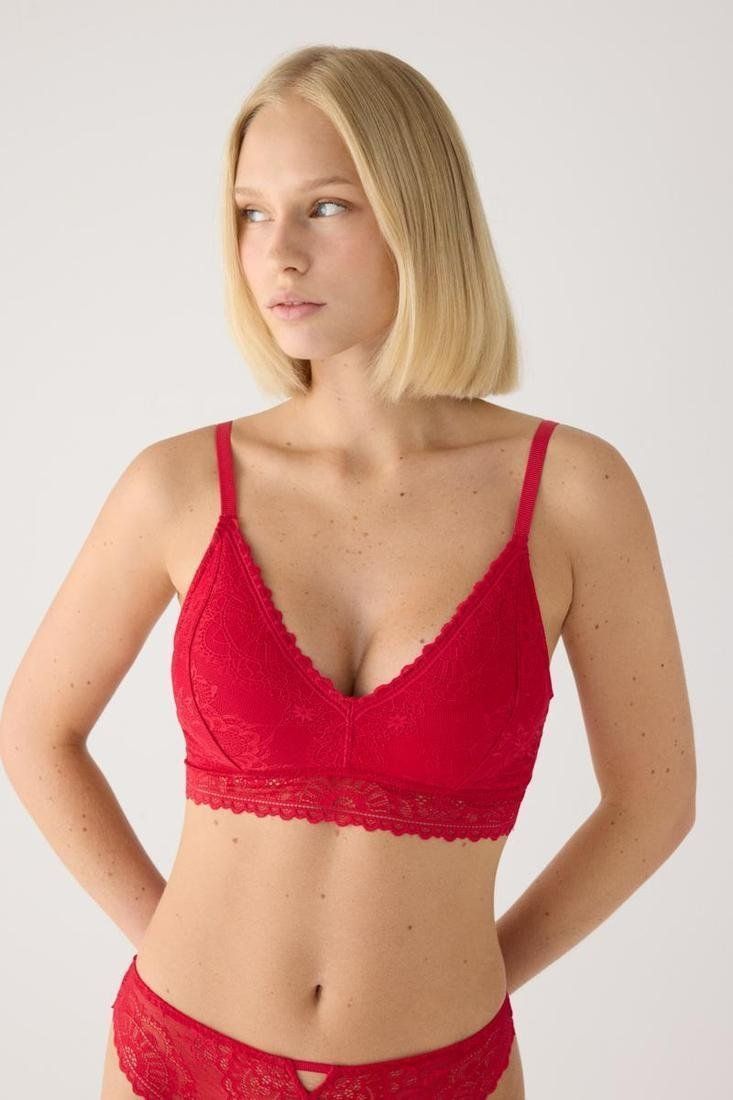 Bralette de encaje floral rojo con escote en V, tirantes finos y banda inferior de encaje festoneado.