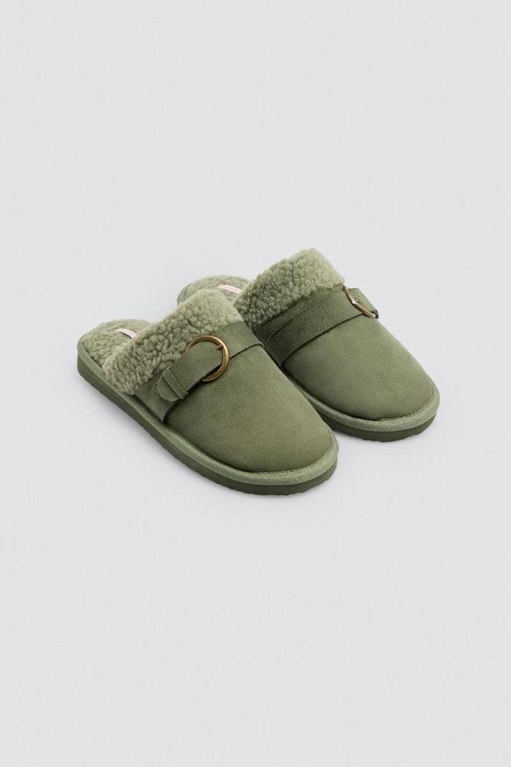 Zapatillas de casa para mujer Ysabel Mora 14178 en verde seco, con detalle de hebilla en el empeine, borde de pelo y suela EVA.