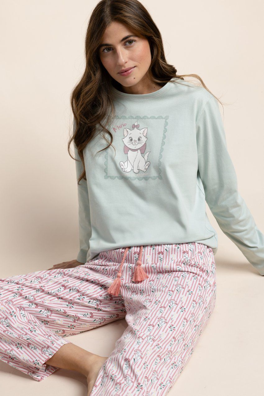 Modelo con pijama de mujer Disney Romantic Marie 64676, con camiseta de manga larga color aqua con dibujo de Marie y pantalón estampado en tonos rosas.