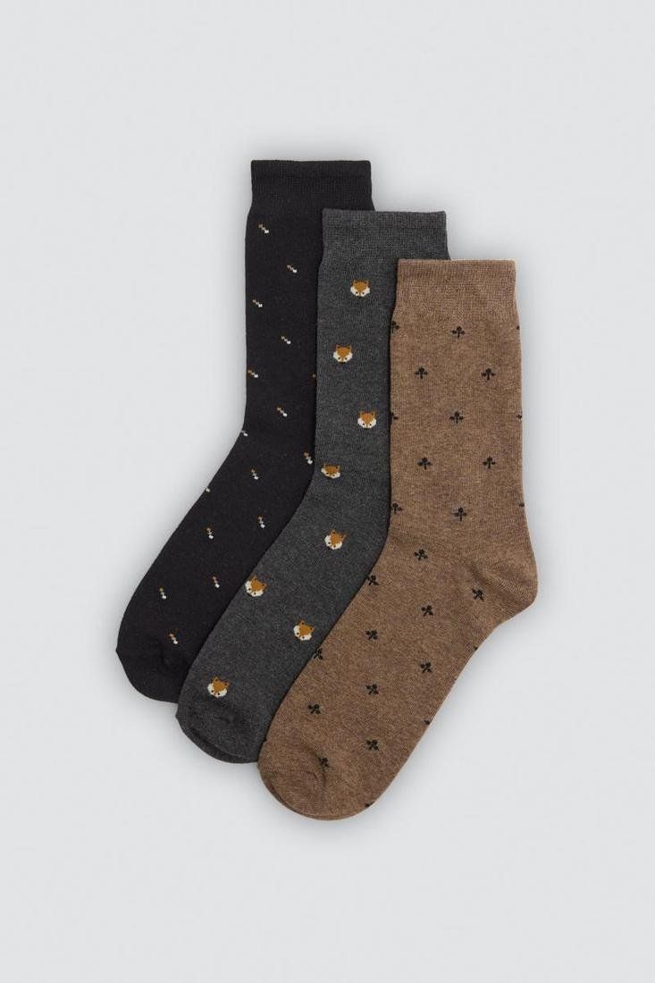 Calcetines de hombre Ysabel Mora 22101 en negro, gris oscuro y marrón,