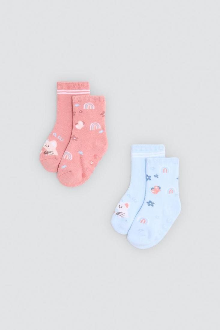Calcetines de bebé Ysabel Mora 52900 en rosa y azul claro, con dibujos de gatitos, mariposas, flores y arcoíris.