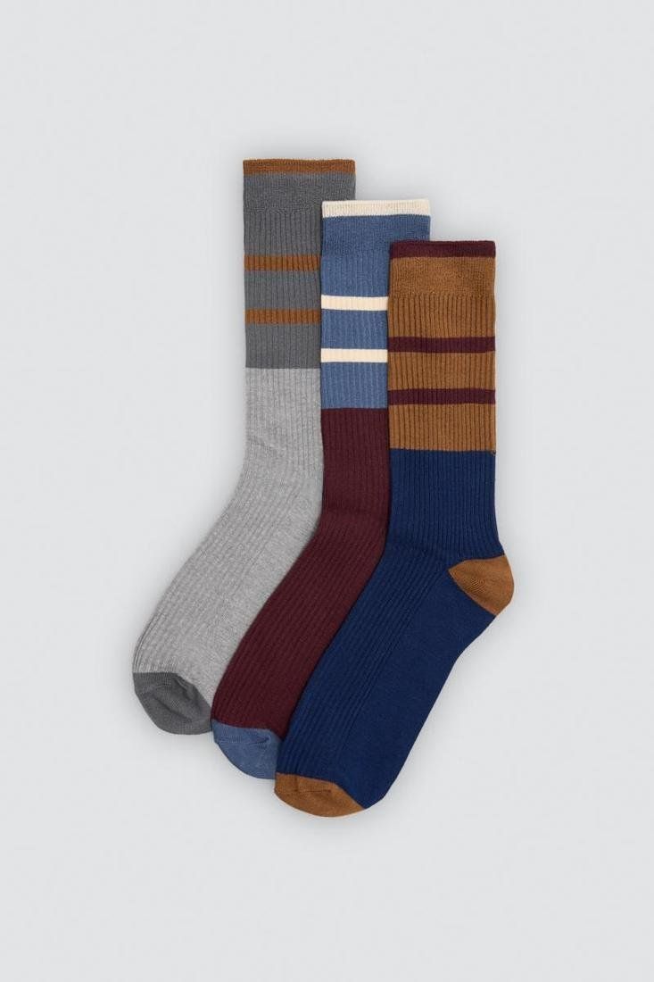 Calcetines de hombre Ysabel Mora 22130 en gris, azul y burdeos, con rayas en la caña y detalles mostaza y crudos a contraste.