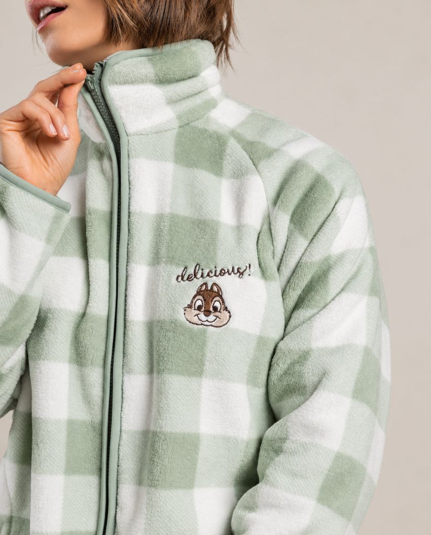 primer plano de chaqueta polar a cuadros