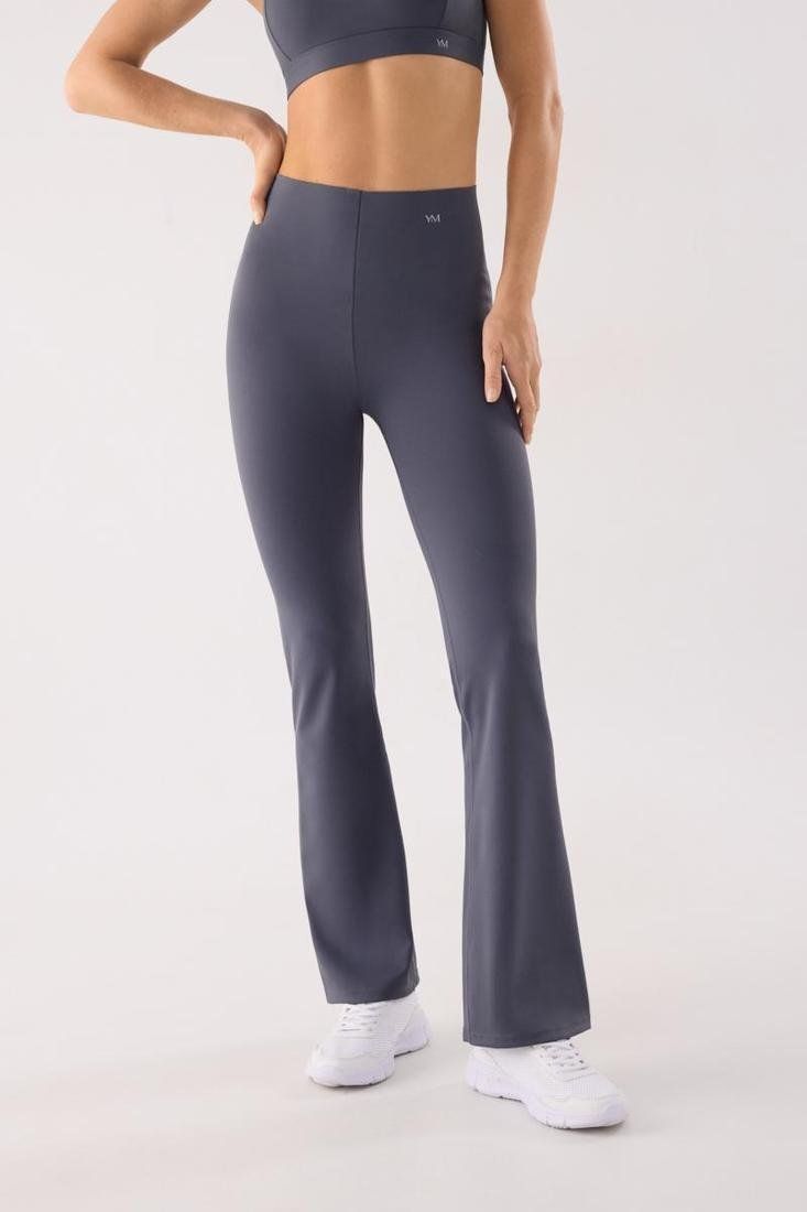 Leggings deportivo Ysabel Mora 70970 acampanado y de tiro alto. Tejido compresivo, control abdominal y efecto push up. Venta al por mayor.