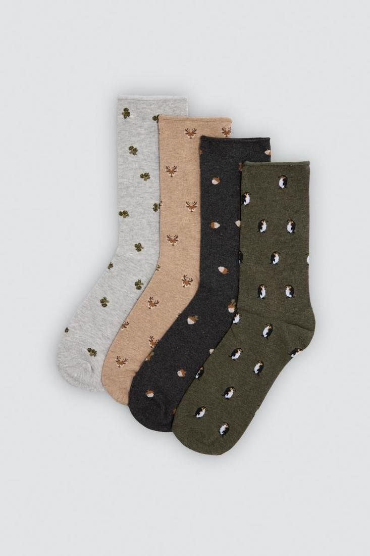 Calcetines de hombre sin puño Ysabel Mora 22112 en gris claro, beige, gris oscuro y verde oliva, con pequeños estampados de animales y verduras.