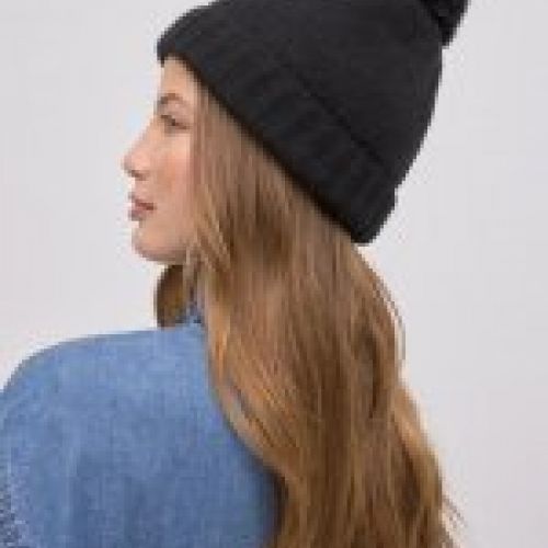70688 Gorro con detalle de pompón de colores neutros.