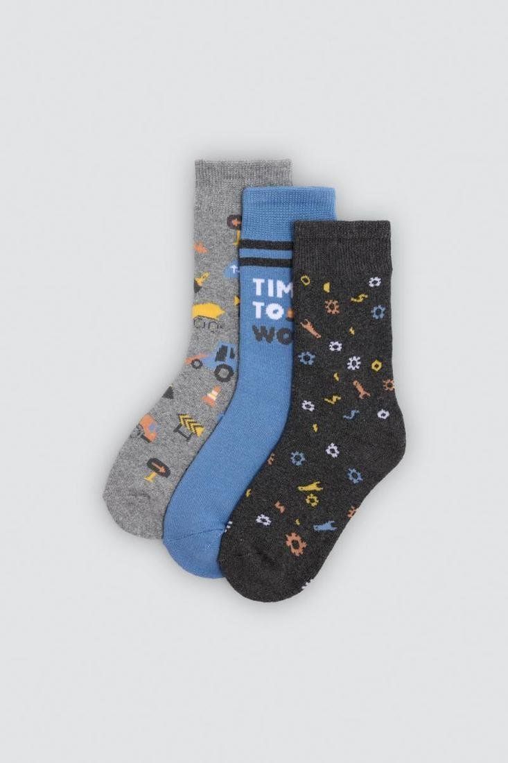 Calcetines térmicos de niño Ysabel Mora 42672 en gris claro, azul y gris oscuro, con motivos de construcción, letras y engranajes.