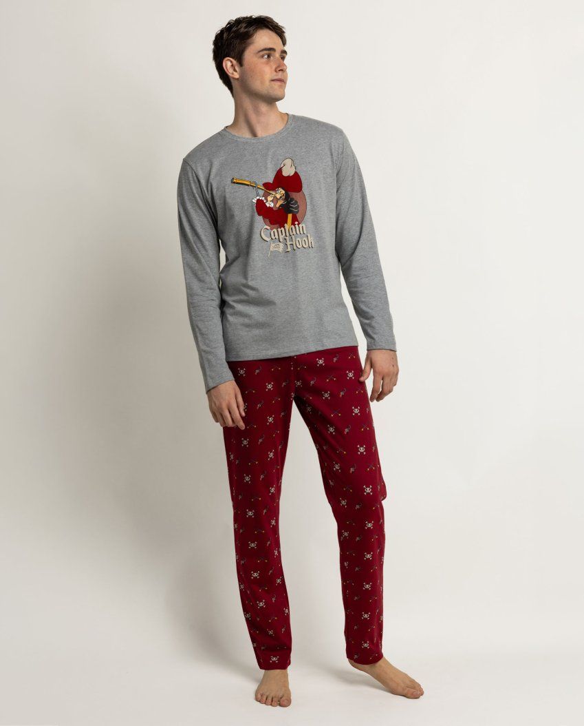 Modelo con pijama de hombre Disney Captain Hook 64926, con camiseta gris jaspeada de manga larga con dibujo del Capitán Garfio y pantalón burdeos estampado.