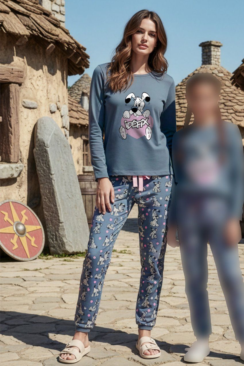 Modelo con pijama de mujer Astérix Idéfix 64703, con camiseta azul de manga larga con dibujo de Idéfix y pantalón largo estampado.