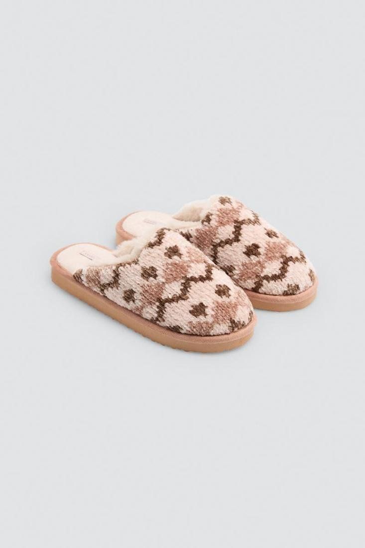 Vista lateral de la zapatilla de casa para mujer Ysabel Mora 14182, con estampado étnico beige y marrón, acabado de pelo y suela EVA