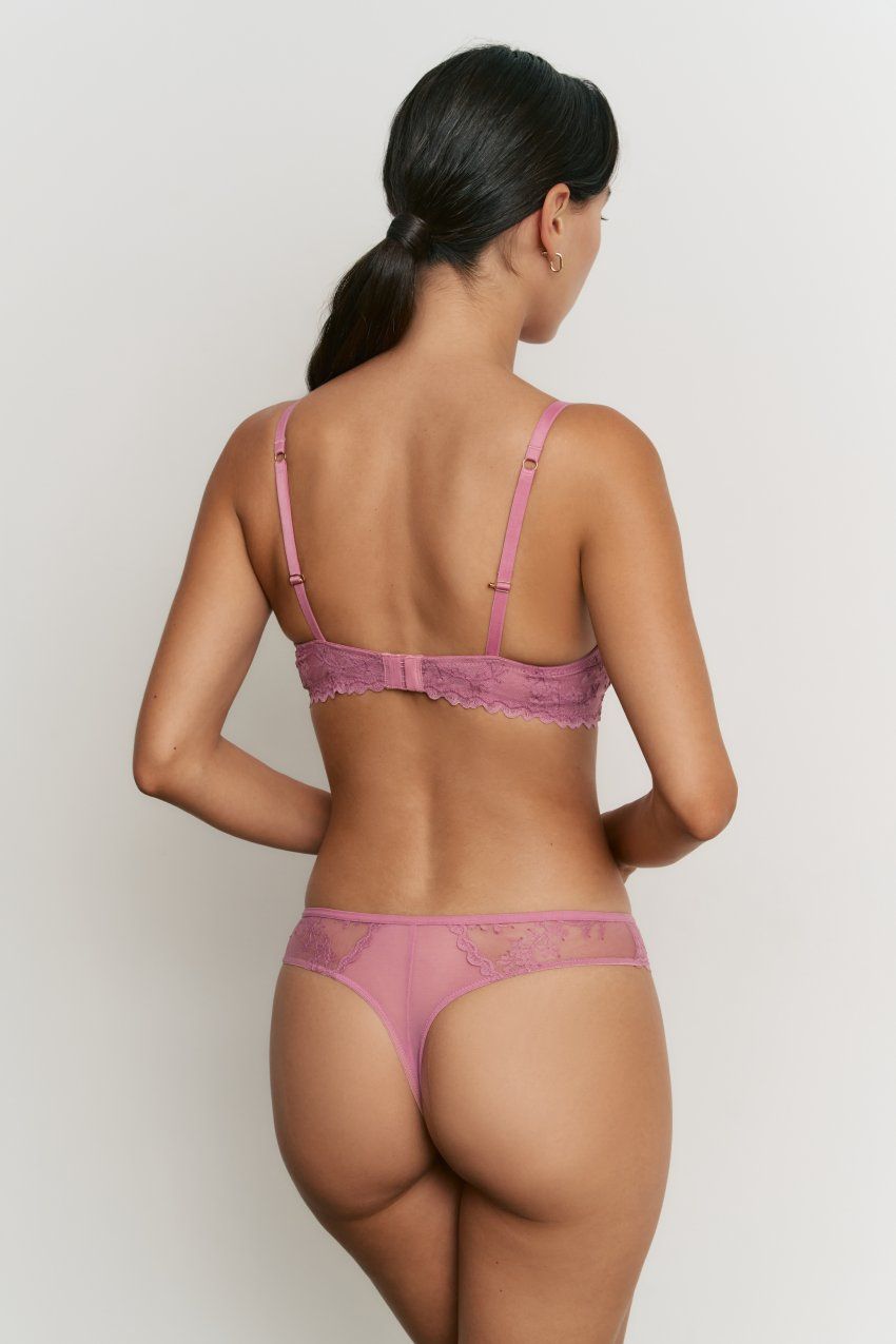 Conjunto Promise rosa malva con sujetador de encaje con relleno sin aro y tanga a juego, vista frontal.