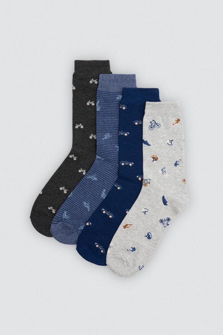Calcetines de hombre Ysabel Mora 22106 en gris oscuro, azul, azul marino y gris claro, con pequeños estampados de vehículos.