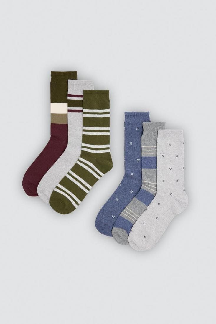 Calcetines altos de hombre Ysabel Mora 22103 en tonos verde oliva, burdeos, azul y gris, con rayas, bloques de color y pequeños estampados.