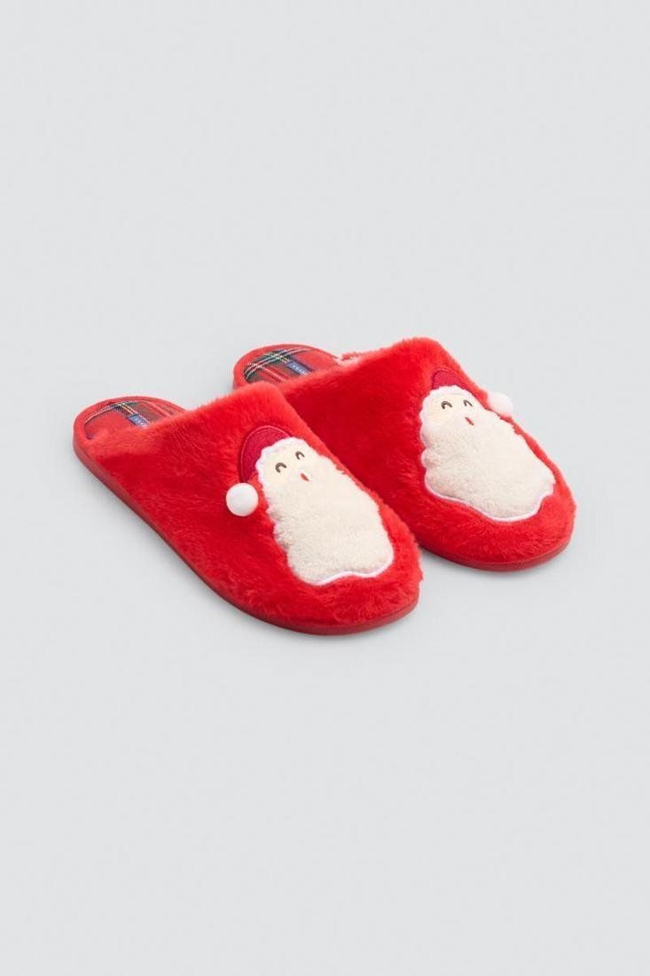 Zapatillas de casa de hombre rojas con cara de Papá Noel, talón abierto e interior de cuadros multicolor.