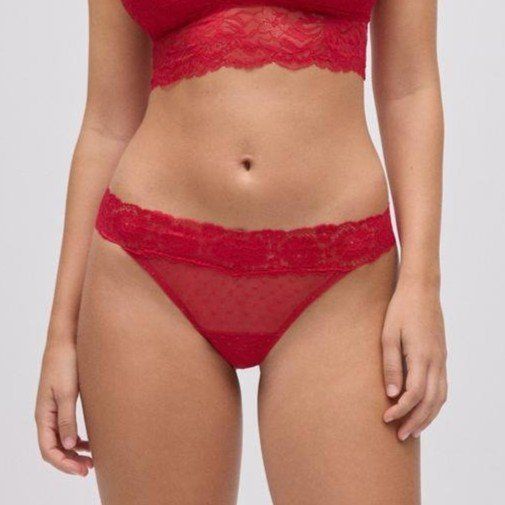 Tanga de color rojo con detalles de encaje y de plumeti 10796