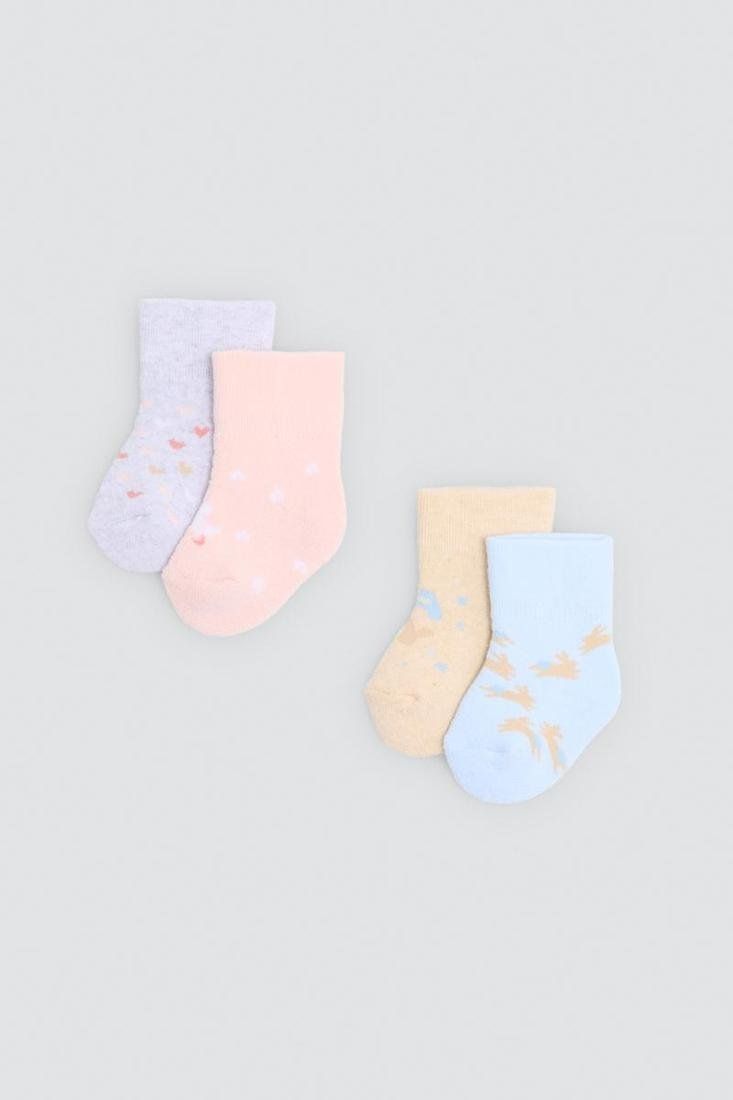 Calcetines térmicos para recién nacido Ysabel Mora 62828 en rosa, lila claro, beige y azul claro, con pequeños estampados decorativos.