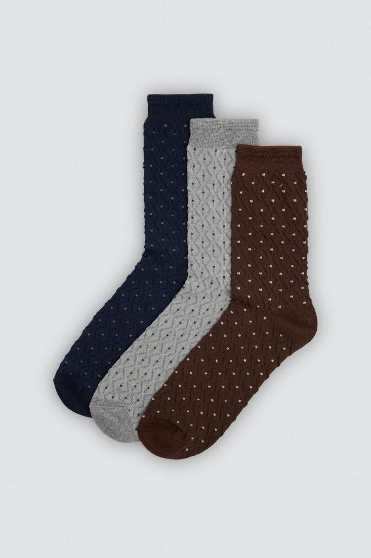 Calcetines de hombre Ysabel Mora 22127 en azul marino, gris claro y marrón, con pequeños lunares a contraste.