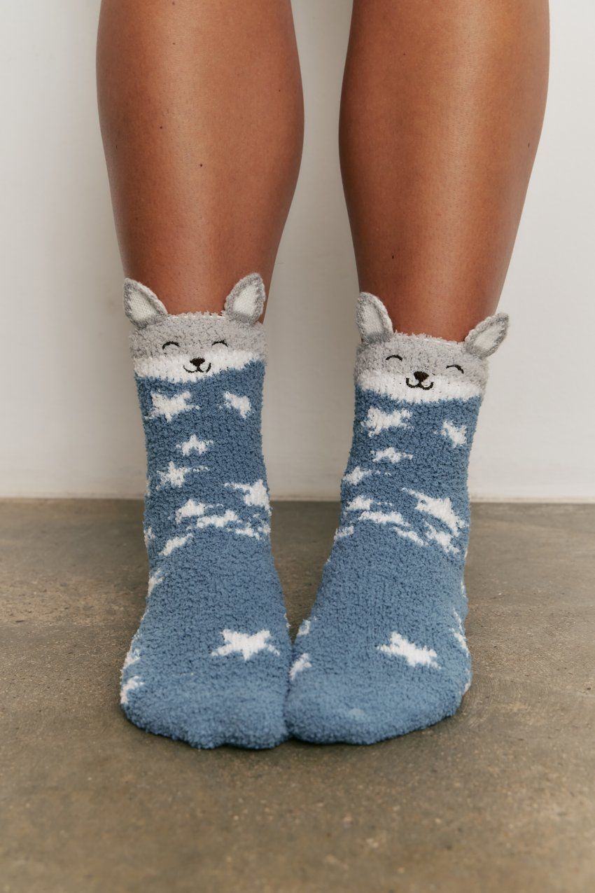 Caja regalo con 6 pares de calcetines fluffy suaves y calentitos, con diseños de animales, motivos invernales y divertidos detalles 3D. Ideales para regalar.