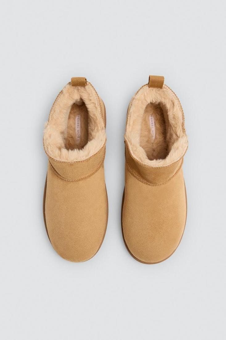Vista superior de las botas de casa para mujer Ysabel Mora 14196 en tono camel, con acabado liso, borde de pelo claro y tirador trasero.