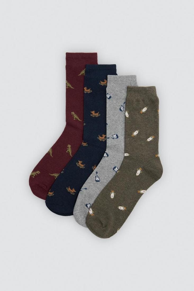 Calcetines de hombre Ysabel Mora 22104 en burdeos, azul marino, gris y verde oliva, con pequeños estampados de animales, guitarras y cohetes.
