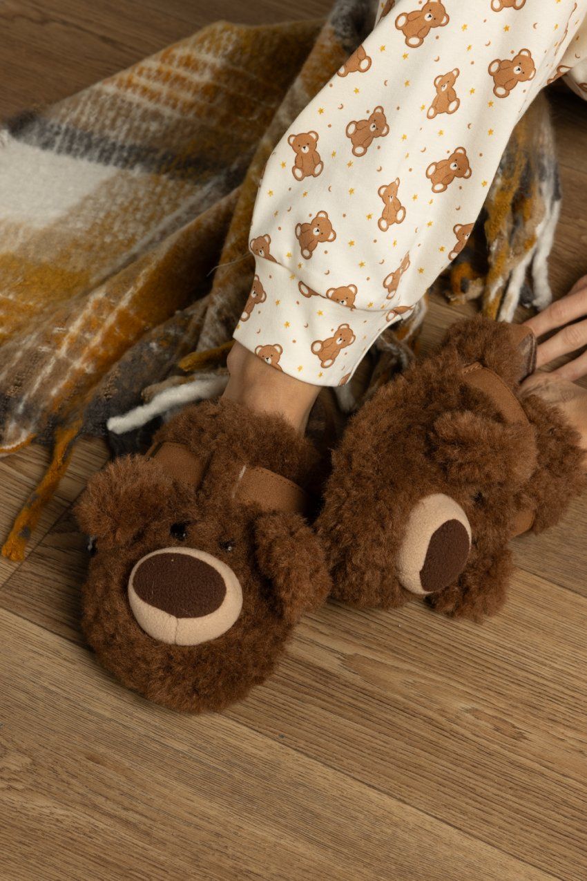Zapatillas de casa marrones de tejido afelpado con cara oso en relieve.