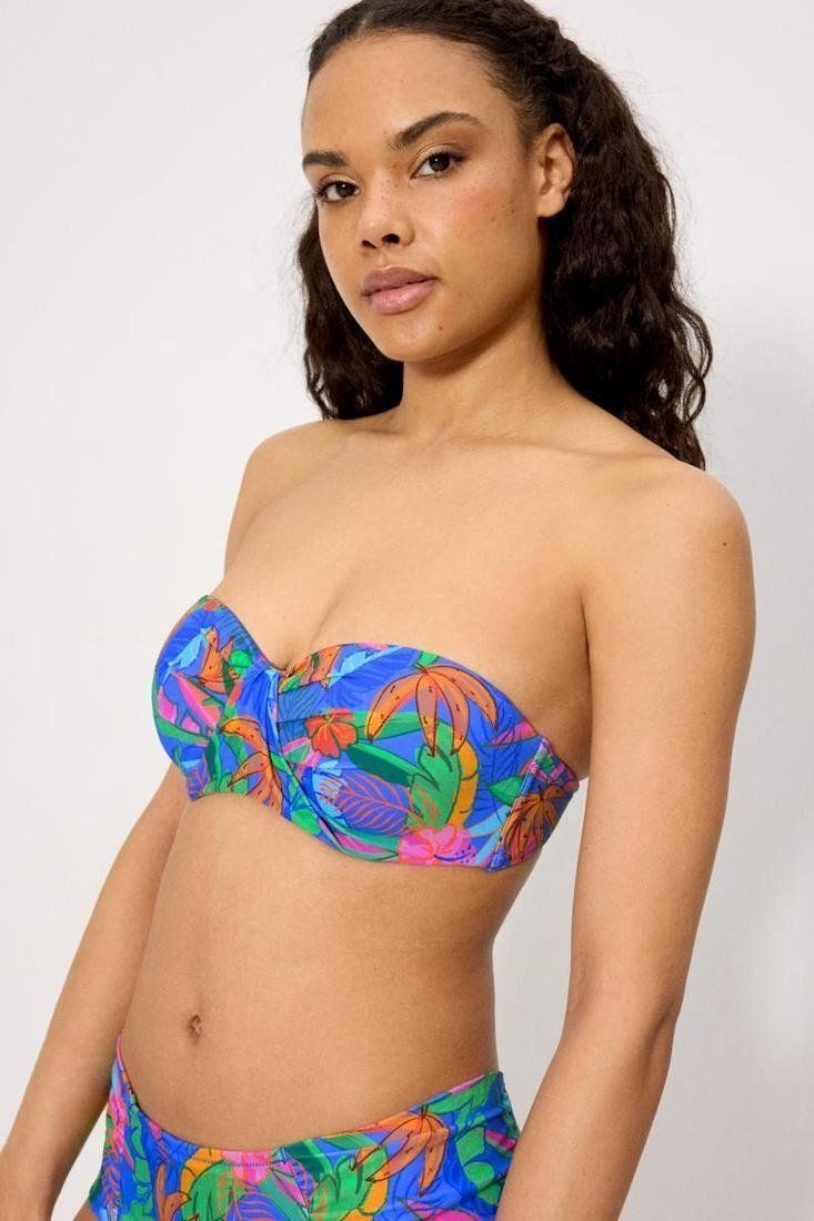 83395 Top bikini bandeau con aro y con relleno. Tirantes desmontables anudados al cuello. Opción sin tirantes. Diseño estampado con detalle drapeado. Combínalo con una braga de bikini a conjunto para un look completo.