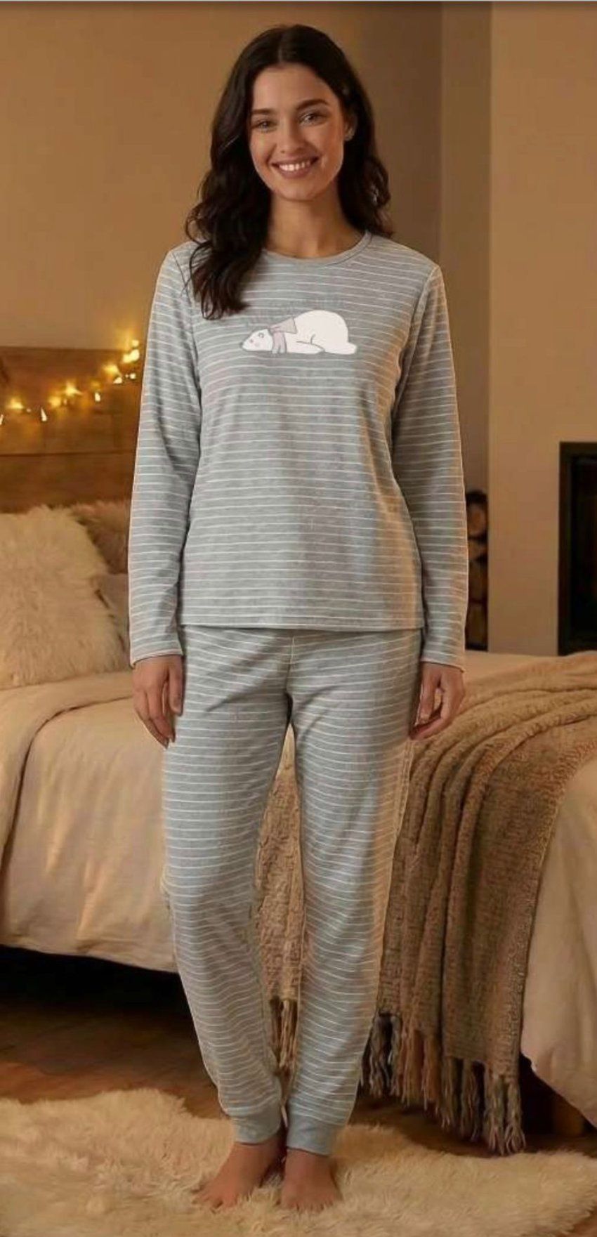 Pijama de mujer 8664 al por mayor, confeccionado en algodón y poliéster, con diseño de rayas grises y blancas, camiseta con oso polar y pantalón largo con puños.