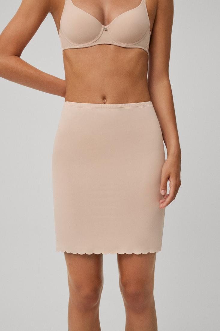 Perfil lateral de la falda interior confeccionada en poliamida y elastano, cómoda y adaptable al cuerpo.