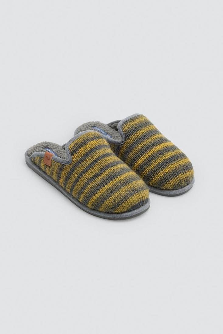 Zapatillas de casa para hombre Ysabel Mora 24096 con exterior de punto a rayas grises y mostaza, puntera cerrada y talón abierto.