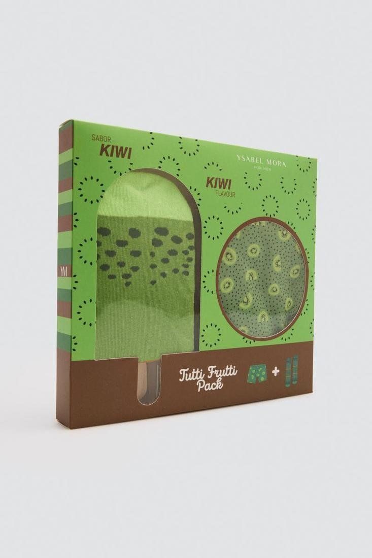 Modelo con bóxer verde estampado con kiwis, perteneciente al pack de bóxer y calcetines Ysabel Mora 20481.