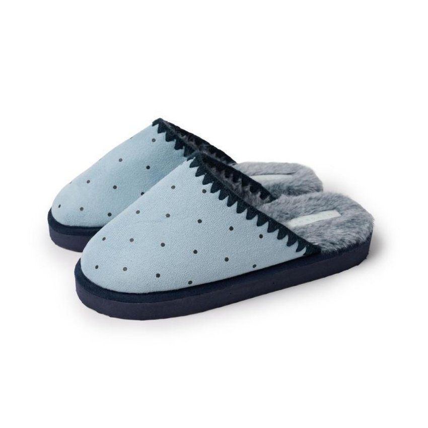 Zapatillas de casa para mujer Muydemi 26011 en celeste con lunares oscuros, interior de pelo gris y suela oscura.