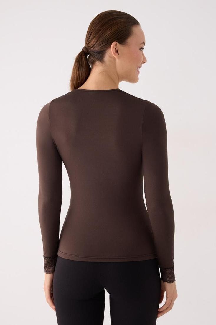 Detalle de camiseta interior térmica Ysabel Mora para mujer con tejido elástico, encaje e interior afelpado.