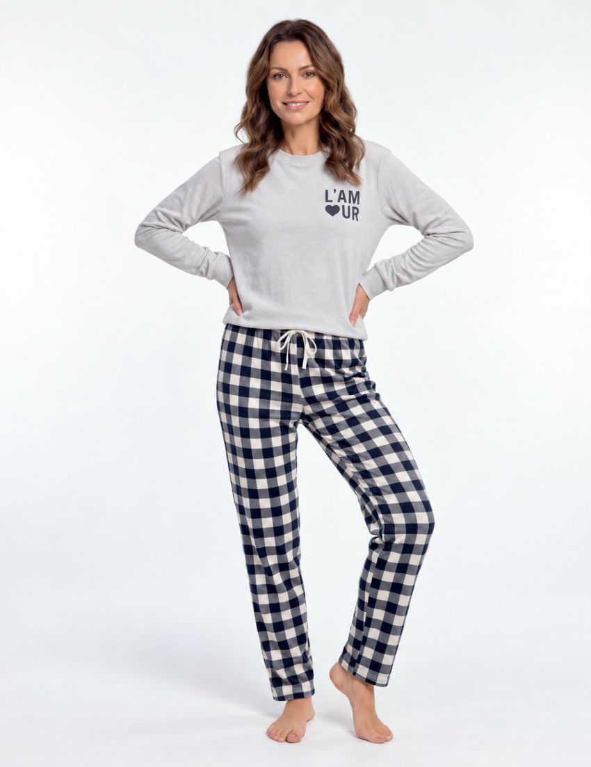 Pijama de mujer con camiseta gris claro de manga larga y motivo L’Amour en el pecho, y pantalón largo de cuadros claros y azul marino.