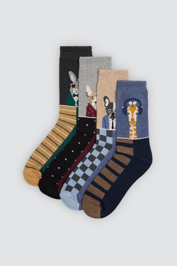 Calcetines de hombre Ysabel Mora 22132 con ilustraciones de animales vestidos, combinadas con rayas, cuadros y lunares en colores variados.