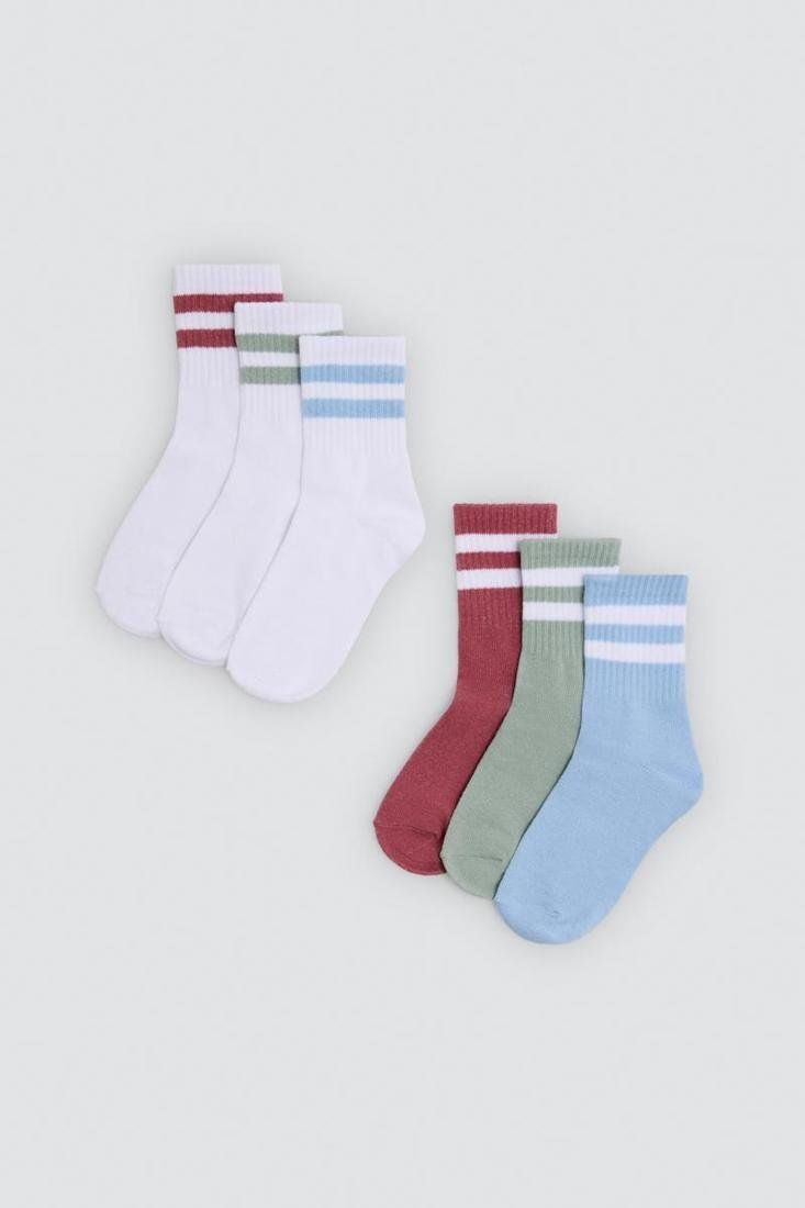 Calcetines de niña Ysabel Mora 32611 en blanco, rosa oscuro, verde suave y azul claro, con rayas a contraste en el puño.