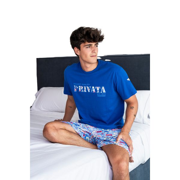 Pijama hombre Privata PV26326 de verano en 100% algodón con camiseta azul estampada y pantalón corto estampado.