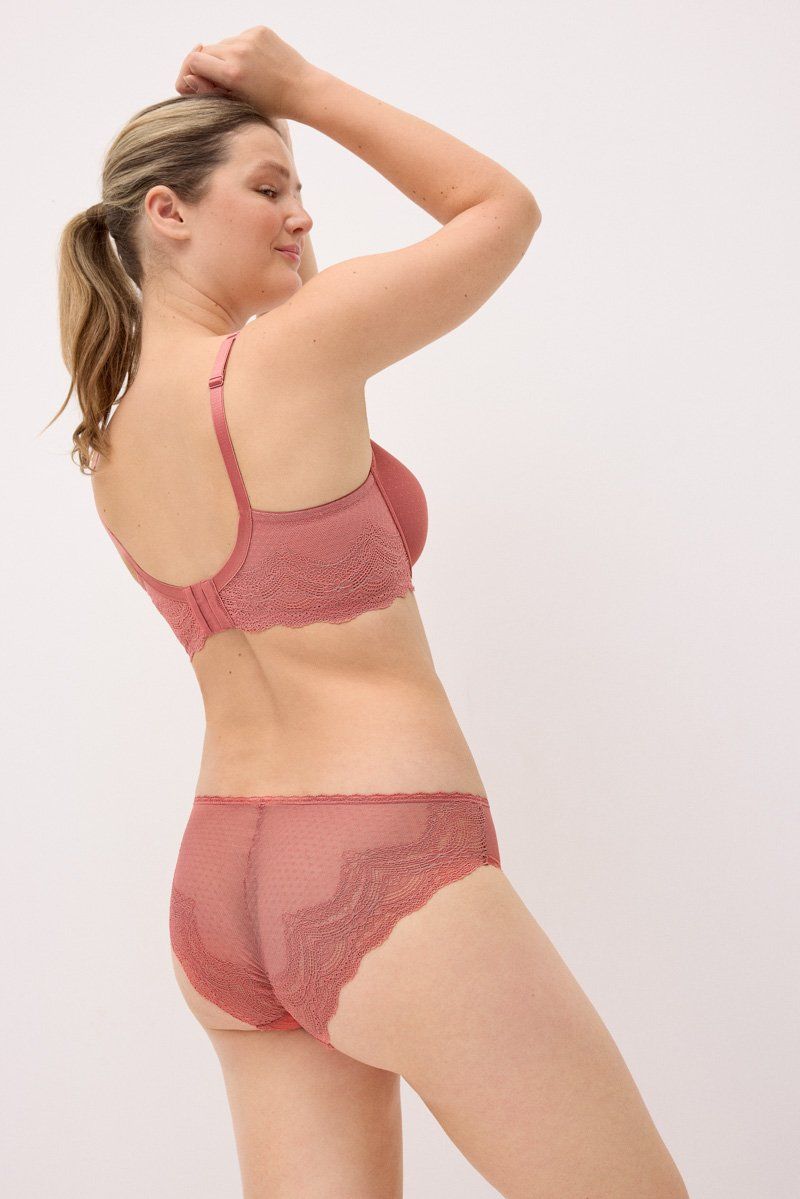 Special Price. Conjunto compuesto por un sujetador de capacidad con aro con relleno y una braga midi. Diseño del sujetador con espalda anatómica.