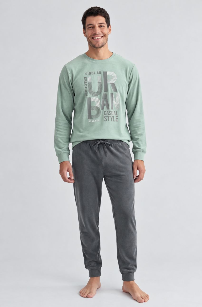 Pijama de hombre con camiseta verde claro de manga larga y estampado Urban, y pantalón gris oscuro con cordón y puños.
