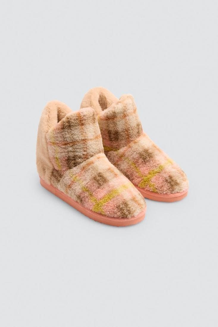 Vista superior de las botas de casa para mujer Ysabel Mora 14197, con estampado de cuadros rosa, beige y amarillo y borde de pelo claro.
