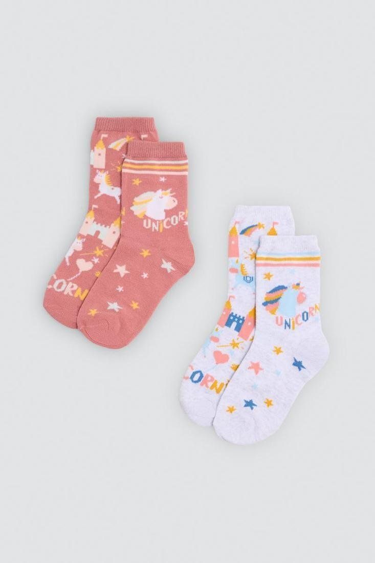 Calcetines de niña Ysabel Mora 32595 en rosa y lila claro, con estampados multicolor de unicornios, castillos y estrellas.