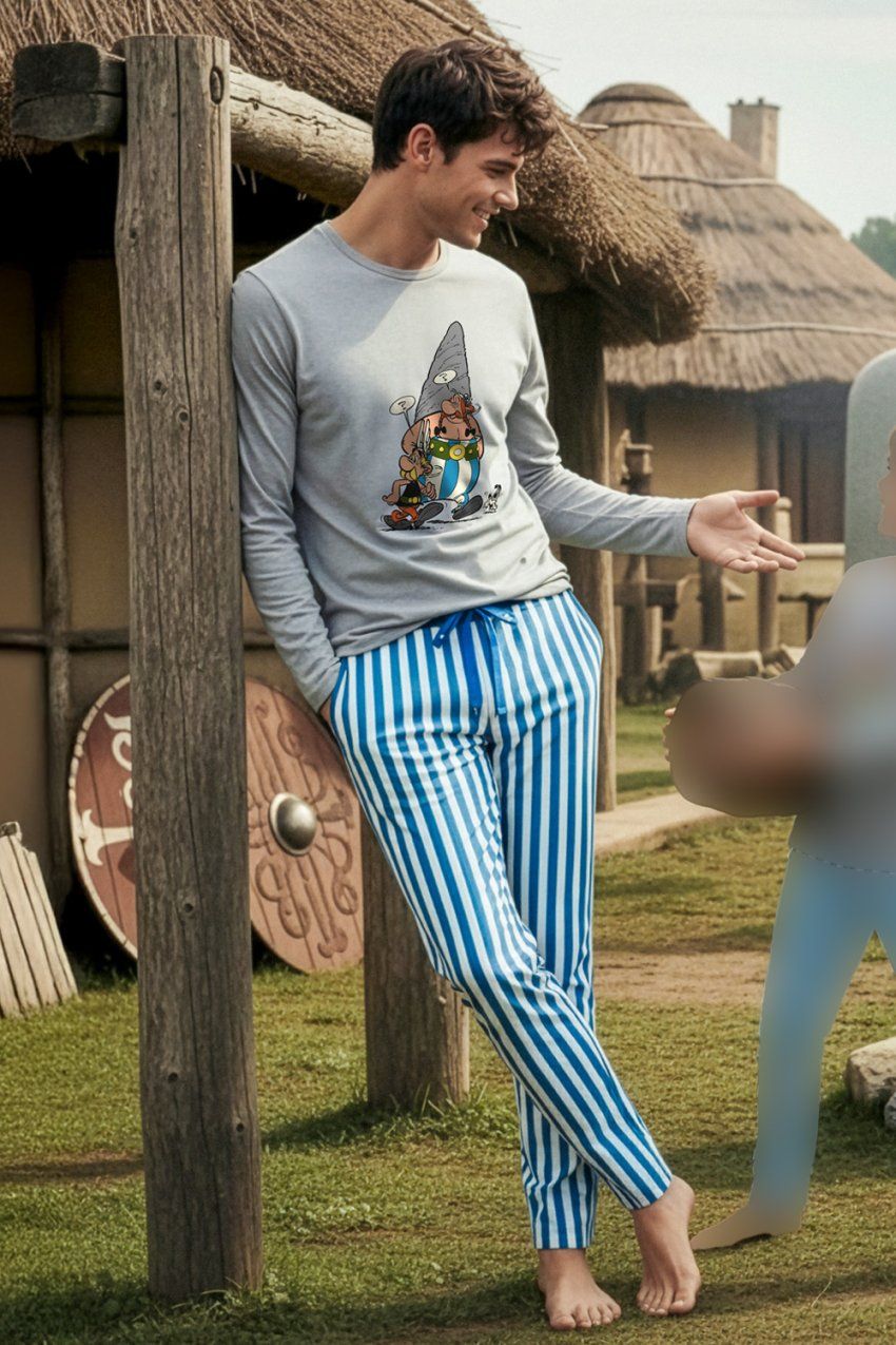 Modelo con pijama de hombre Astérix Menhir 64701, con camiseta gris jaspeada de manga larga con dibujo y pantalón largo de rayas azules y blancas.
