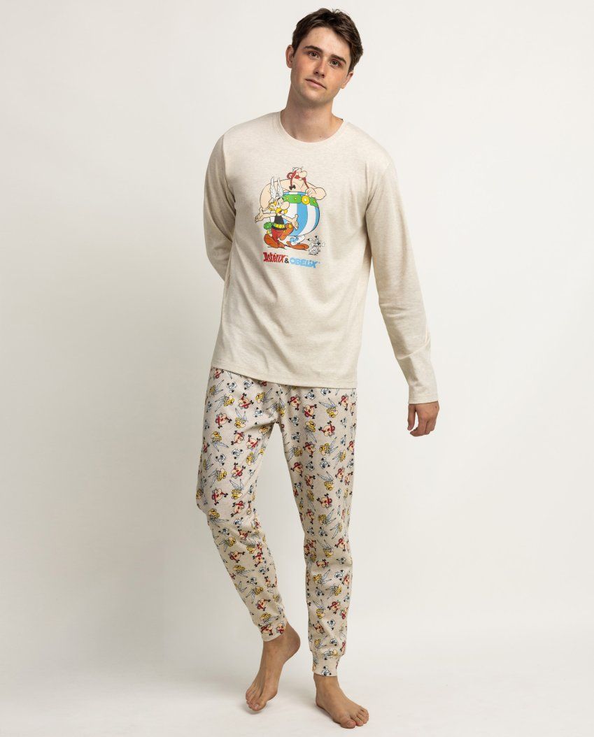 Modelo con pijama de hombre Astérix Les Copains 64706 en beige, con camiseta de manga larga con dibujo y pantalón largo estampado