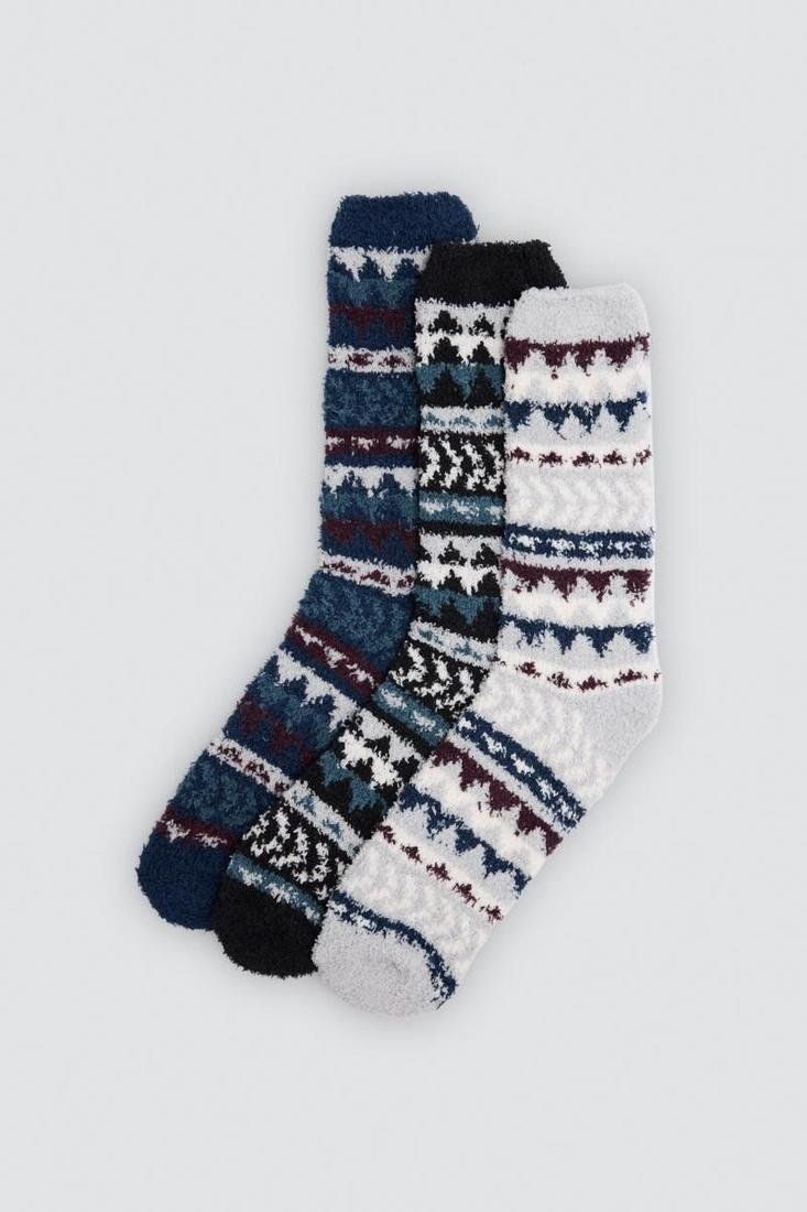 Calcetines de hombre Ysabel Mora 22122 en azul marino, negro y gris claro, con textura mullida y cenefas geométricas a contraste.
