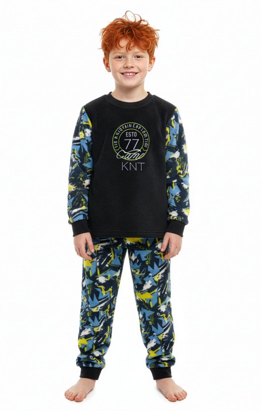 Niño con pijama de coralina KN 392, camiseta negra con el número 77, mangas y pantalón estampados en azul, amarillo y blanco, y puños negros.