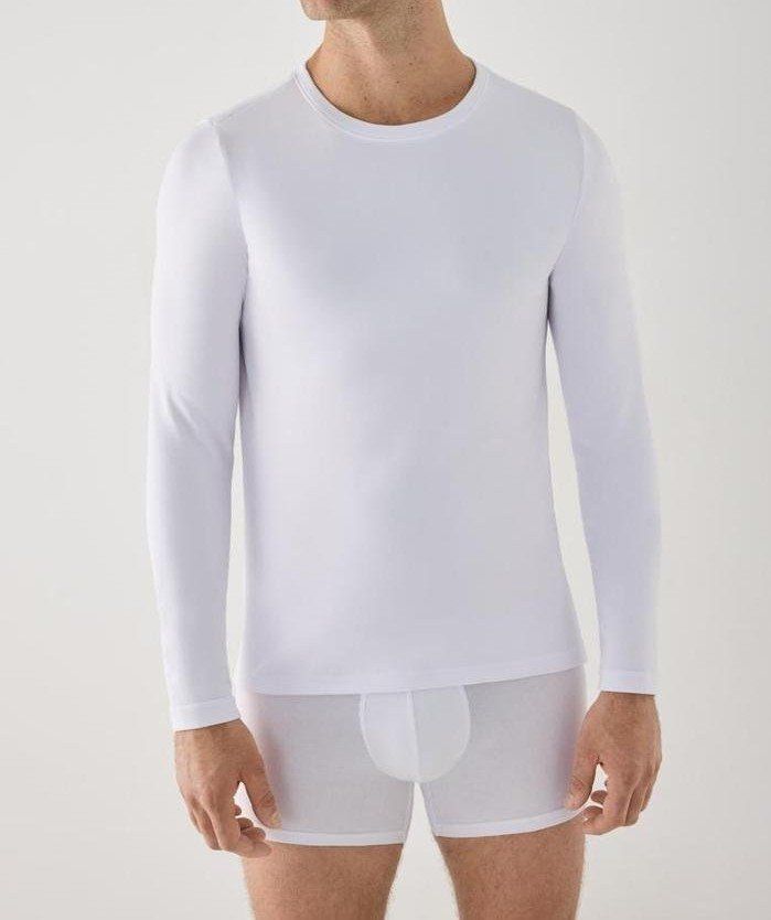 Modelo con camiseta térmica blanca de hombre Ysabel Mora 70114, de manga larga, cuello redondo y diseño liso.