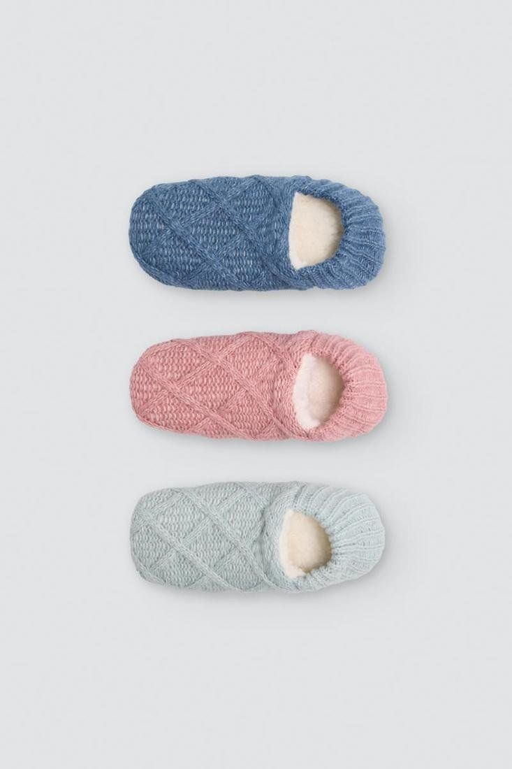 Patucos de mujer Ysabel Mora 12153 en color azul, con exterior de punto, forro de borreguito blanco y puntos antideslizantes en la suela.