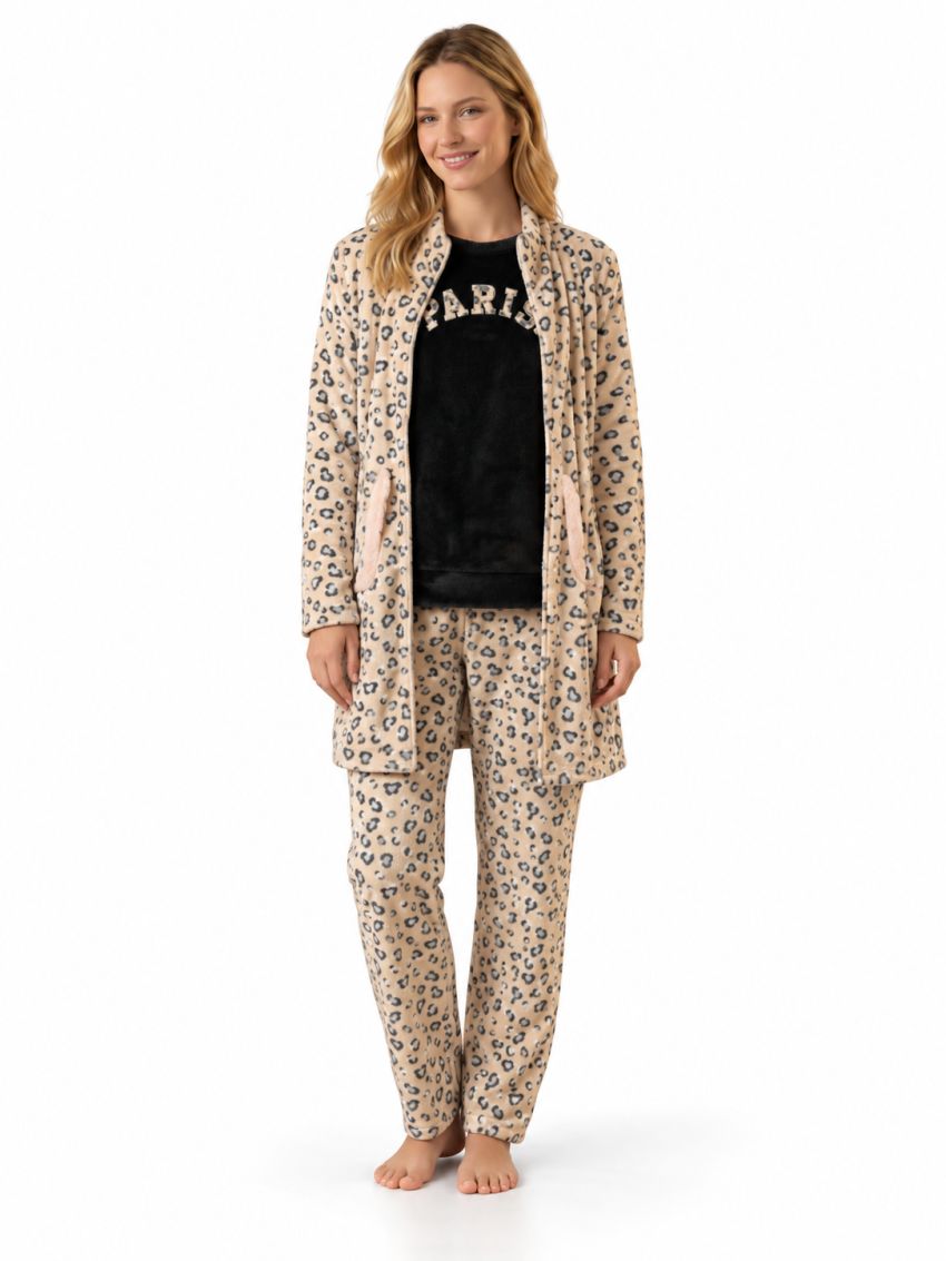 Modelo con bata larga Waterlemon 8534 de estampado de leopardo beige sobre el pijama a juego Waterlemon 8613.