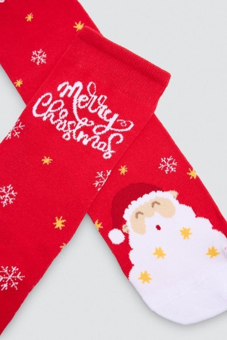 Dos pares de calcetines navideños de hombre, uno rojo con Papá Noel y otro con renos y detalles oscuros.